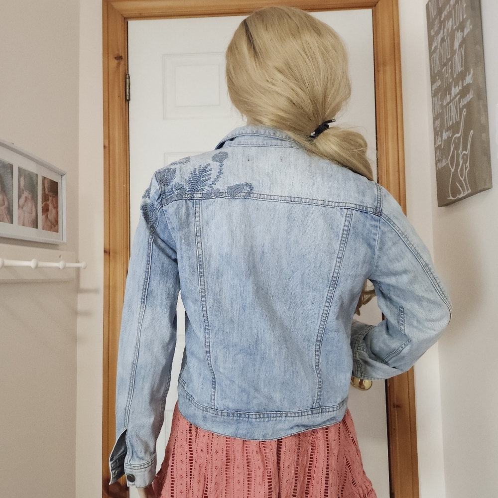 Saks fifth avenue Women's Floral embroidered Light Wash Faded Jean Jacket M - Picture 6 of 15